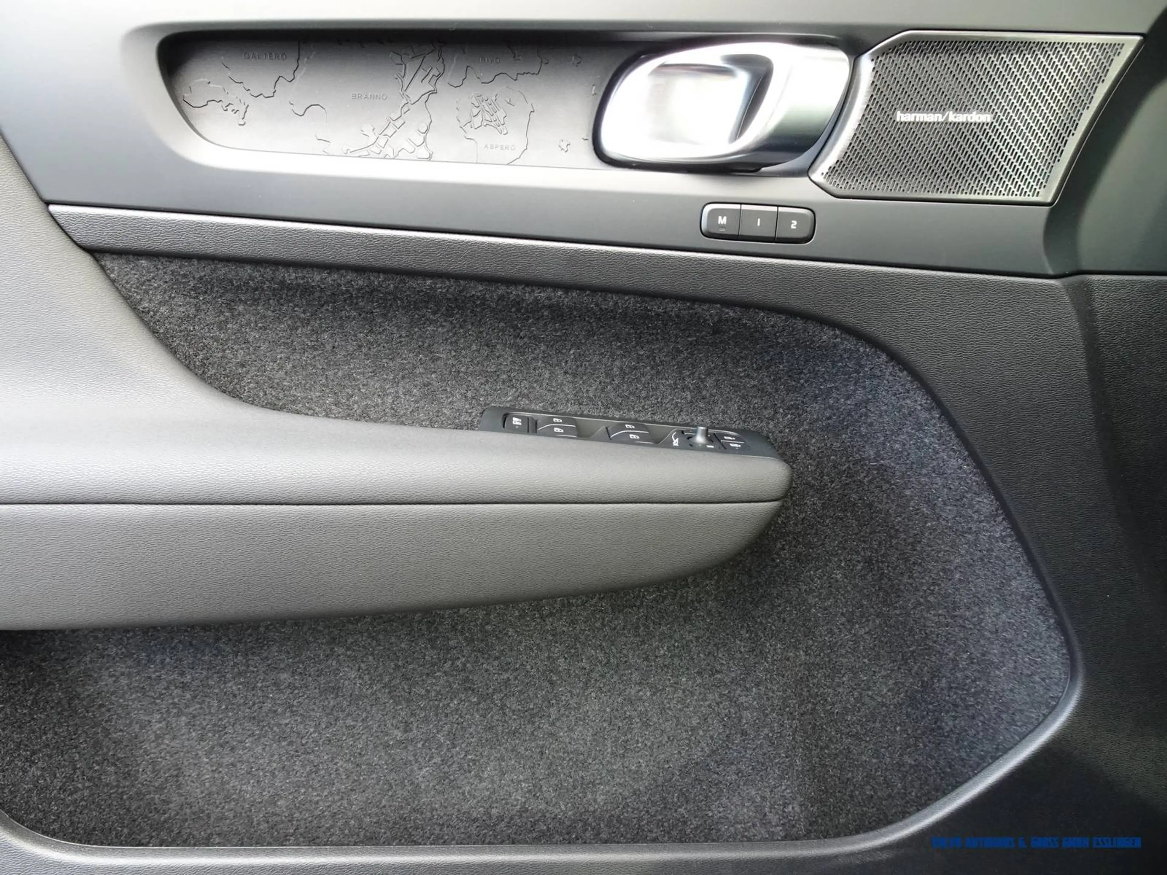 Volvo EX40 Single Motor Extended Range Plus Dark — photo 8
