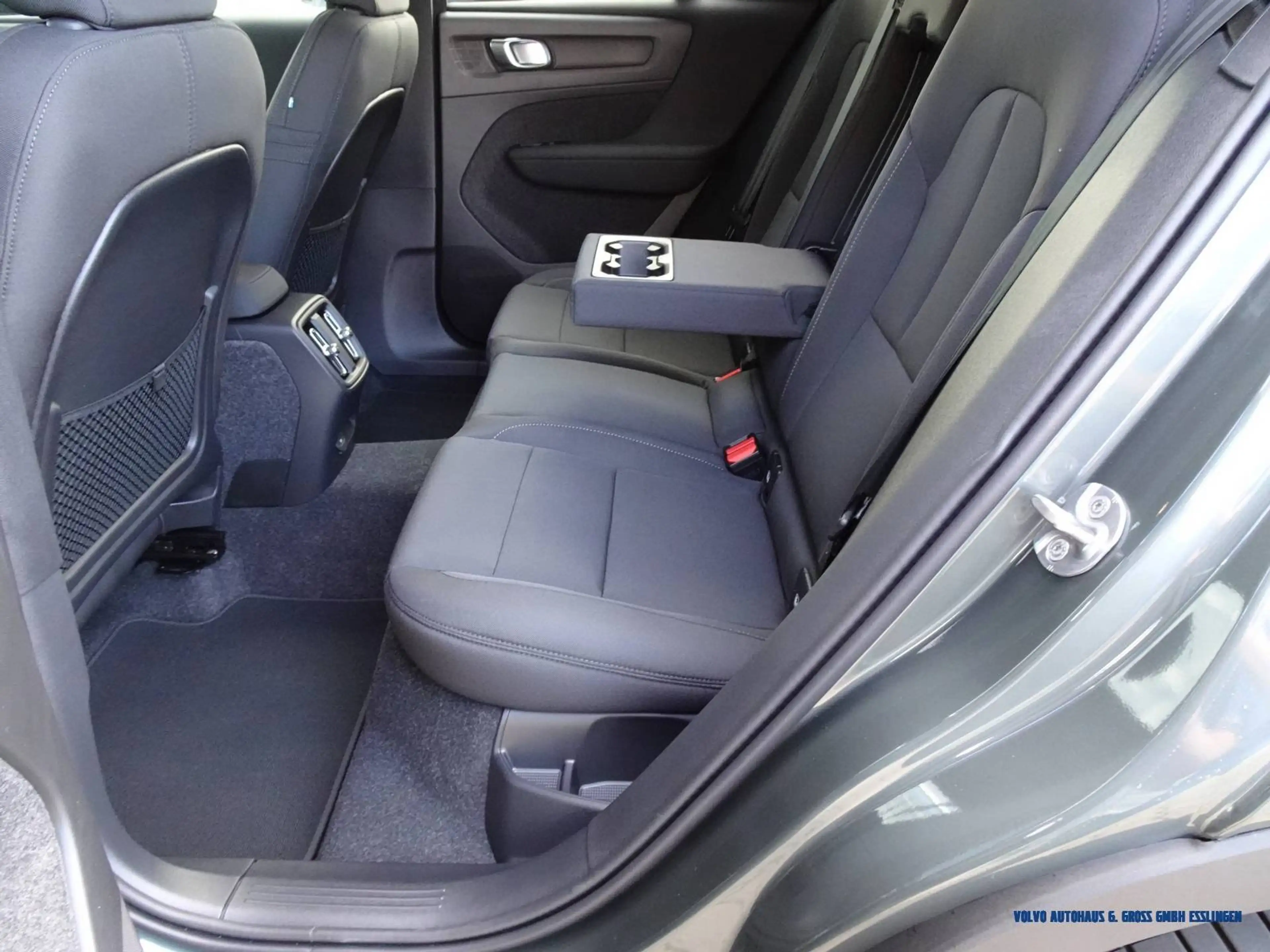Volvo EX40 Single Motor Extended Range Plus Dark — photo 9