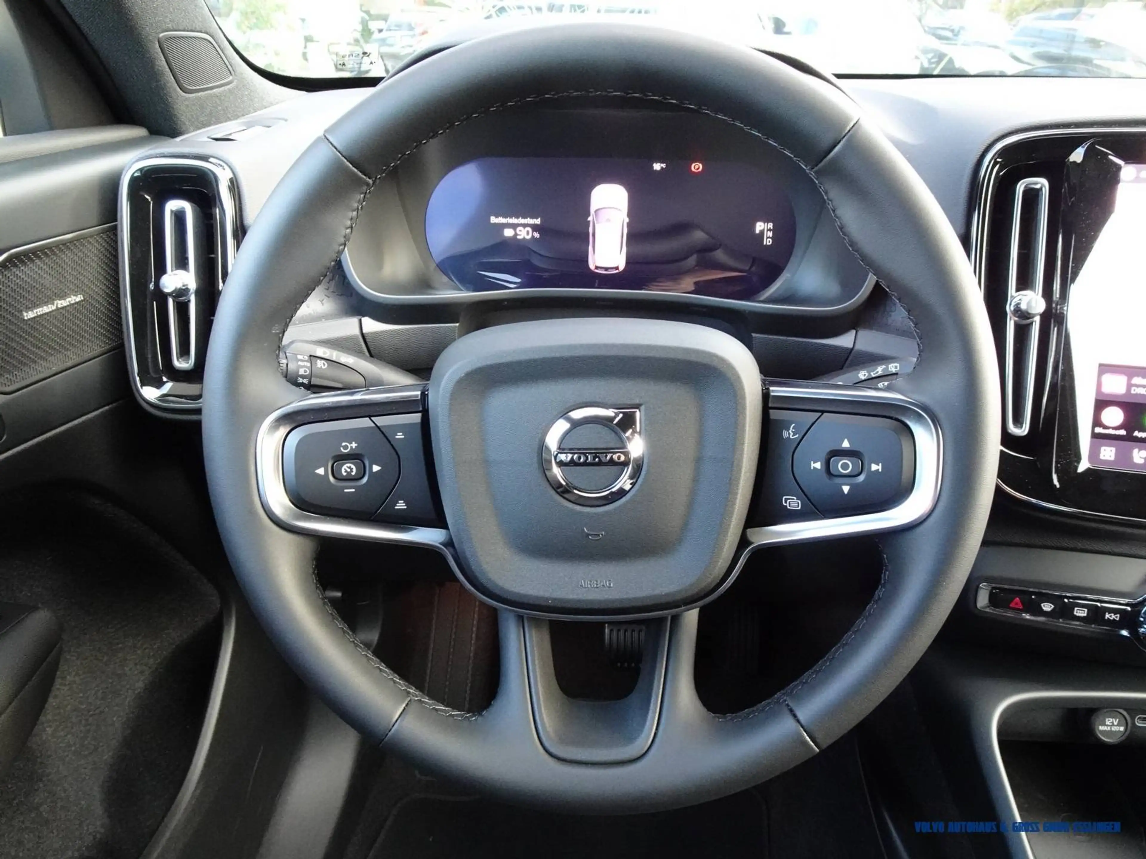 Volvo EX40 Single Motor Extended Range Plus Dark — photo 14