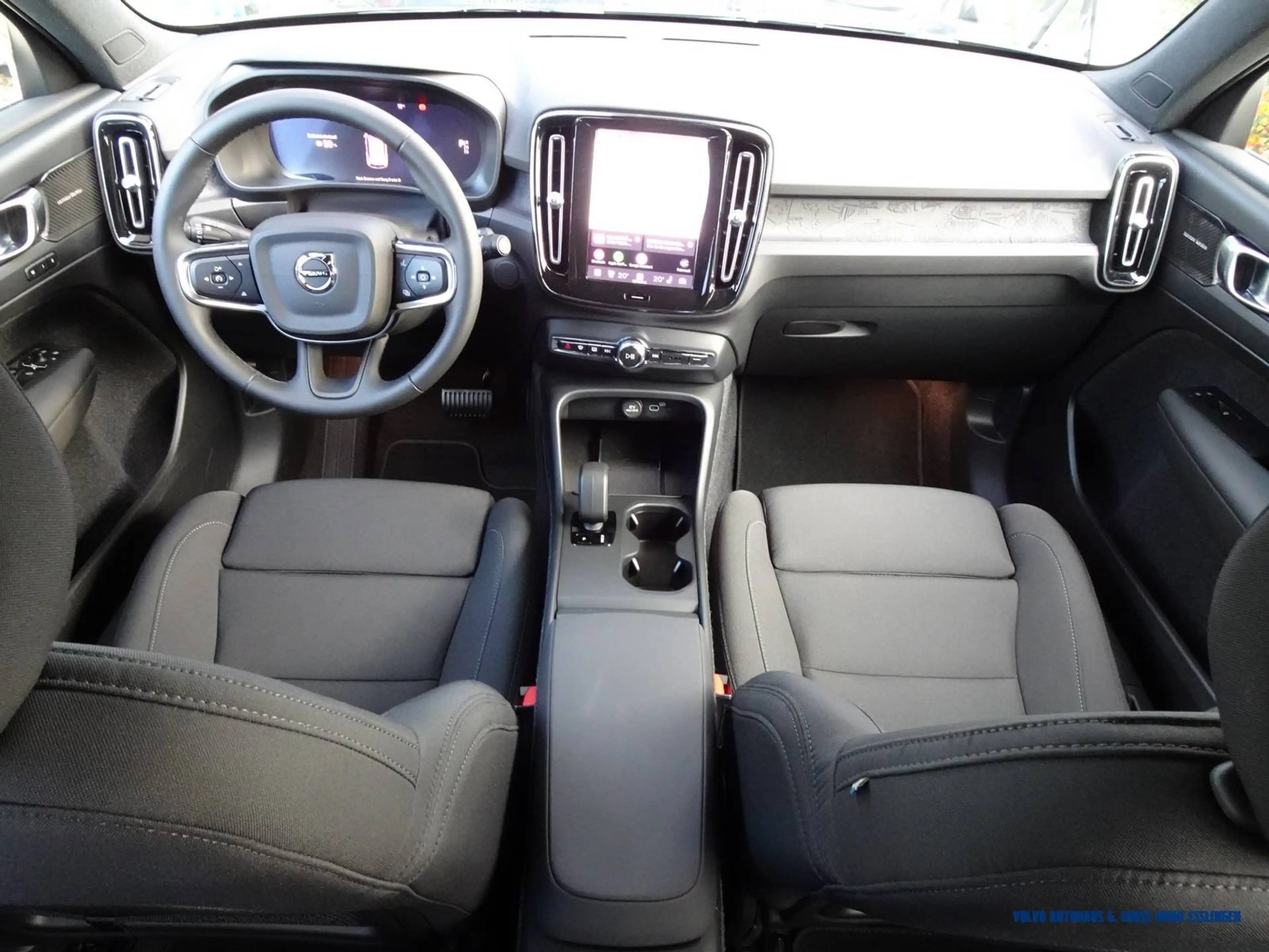 Volvo EX40 Single Motor Extended Range Plus Dark — photo 13