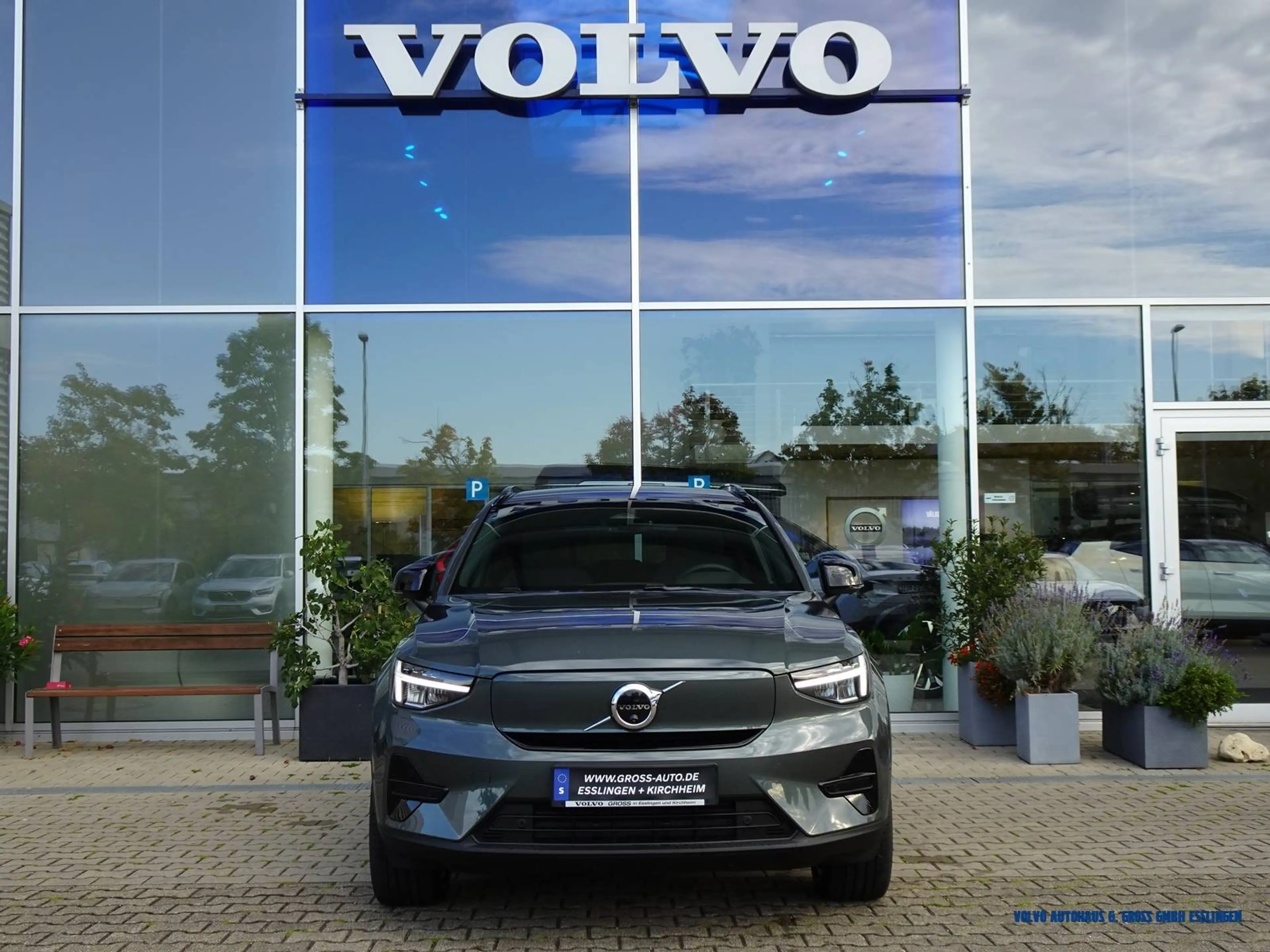 Volvo EX40 Single Motor Extended Range Plus Dark — photo 2