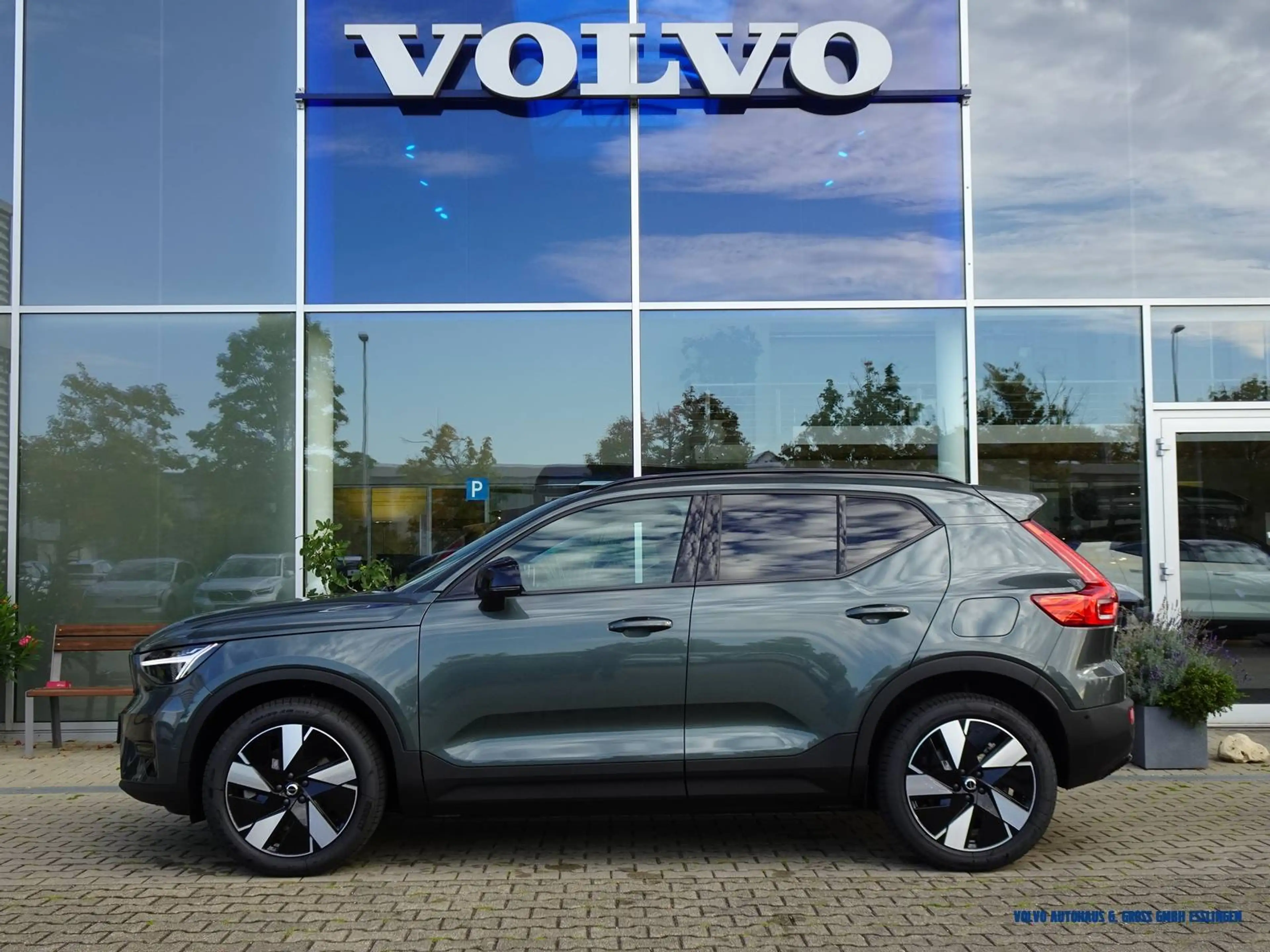 Volvo EX40 Single Motor Extended Range Plus Dark — photo 4