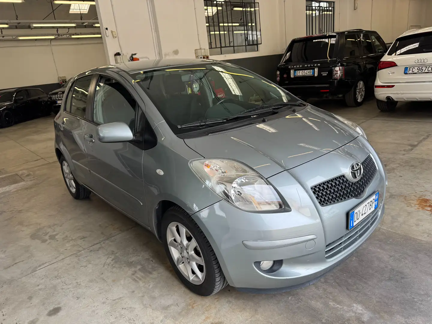 Toyota Yaris II 5p 1.3 Sol NEOPATENTATI Gri - 2