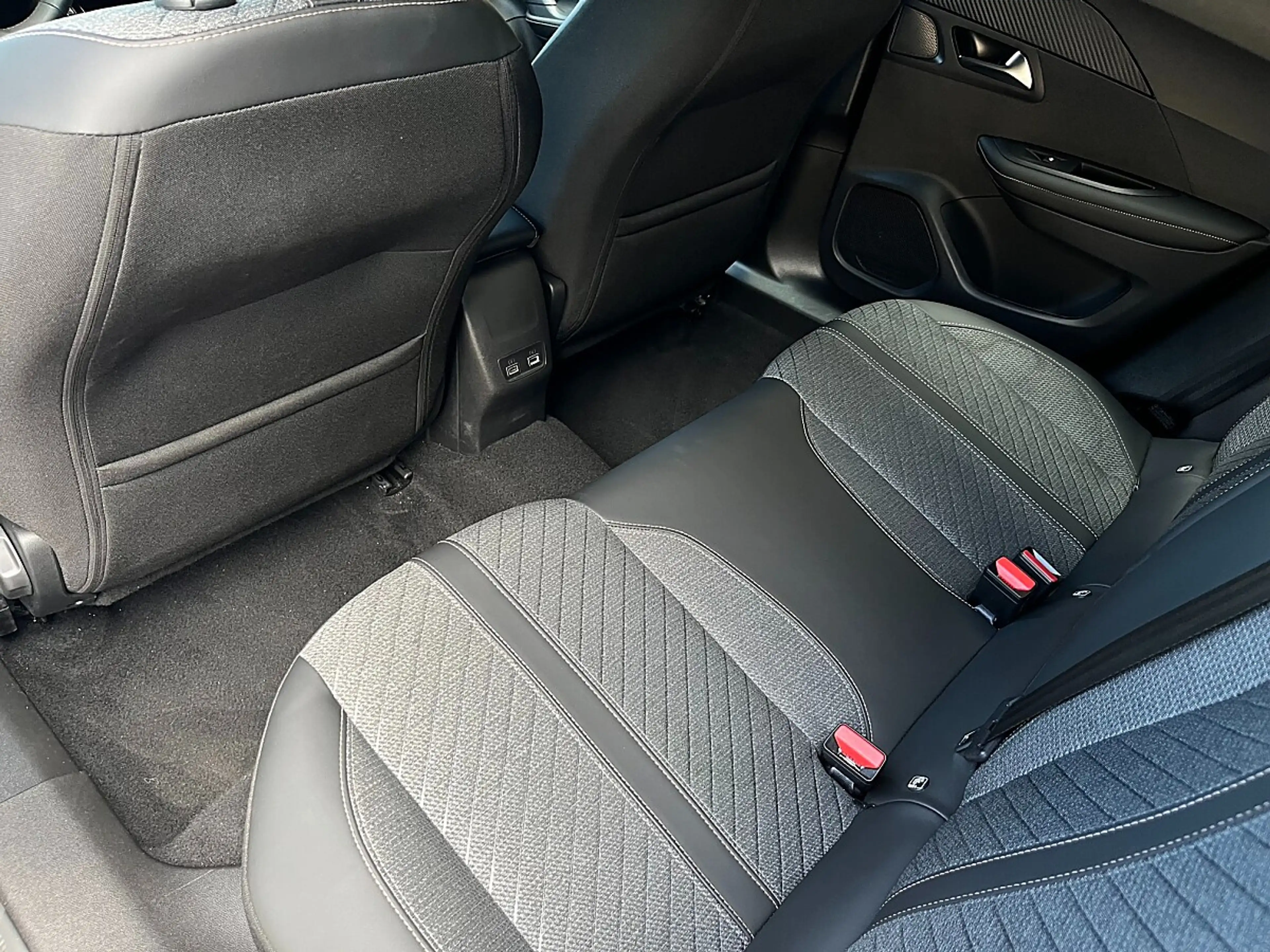 Peugeot 2008 Hybrid 145 e-DCS6 Allure!TOP ANGEBOT! — photo 11