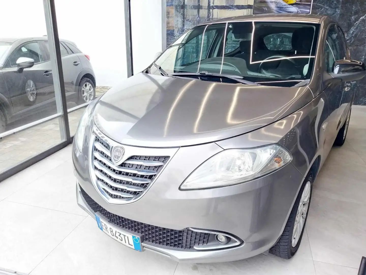 Lancia Ypsilon 0.9 TwinAir 85 cv Metano ( Garanzia 12 Mesi) Grigio - 2