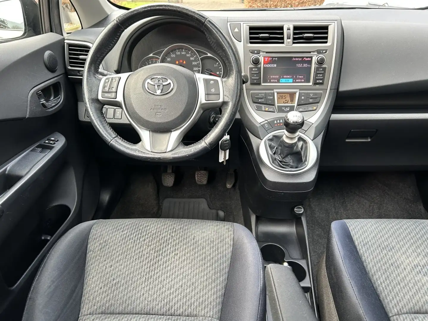 Toyota Verso-S 1.3 VVT-i Aspiration Panoramadak, 1e Eigenaar! Tre Gris - 2