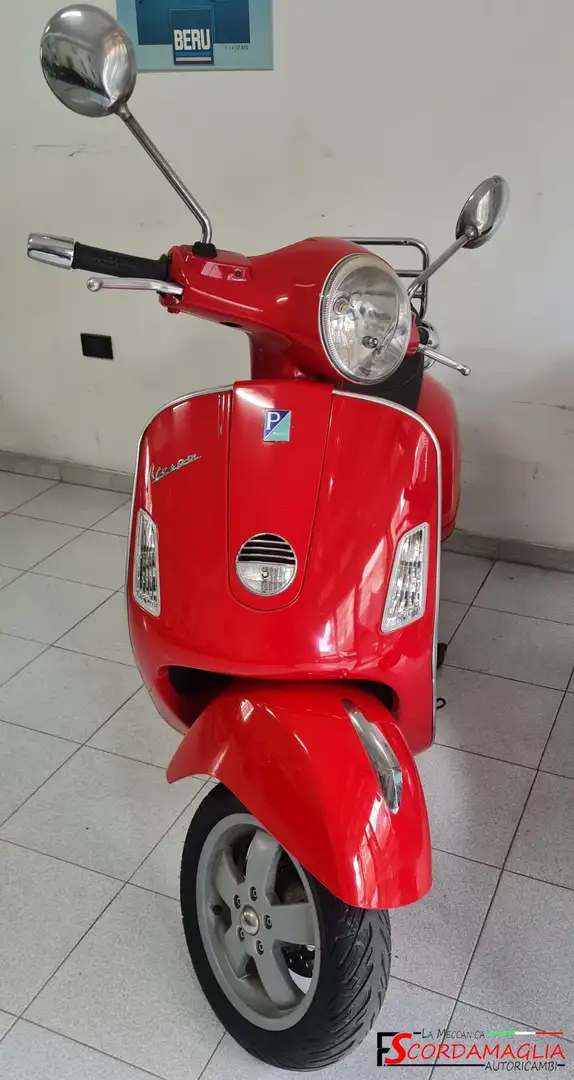 Vespa GTS 250 Rojo - 1