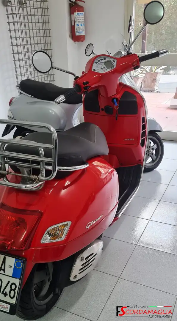 Vespa GTS 250 Rojo - 2