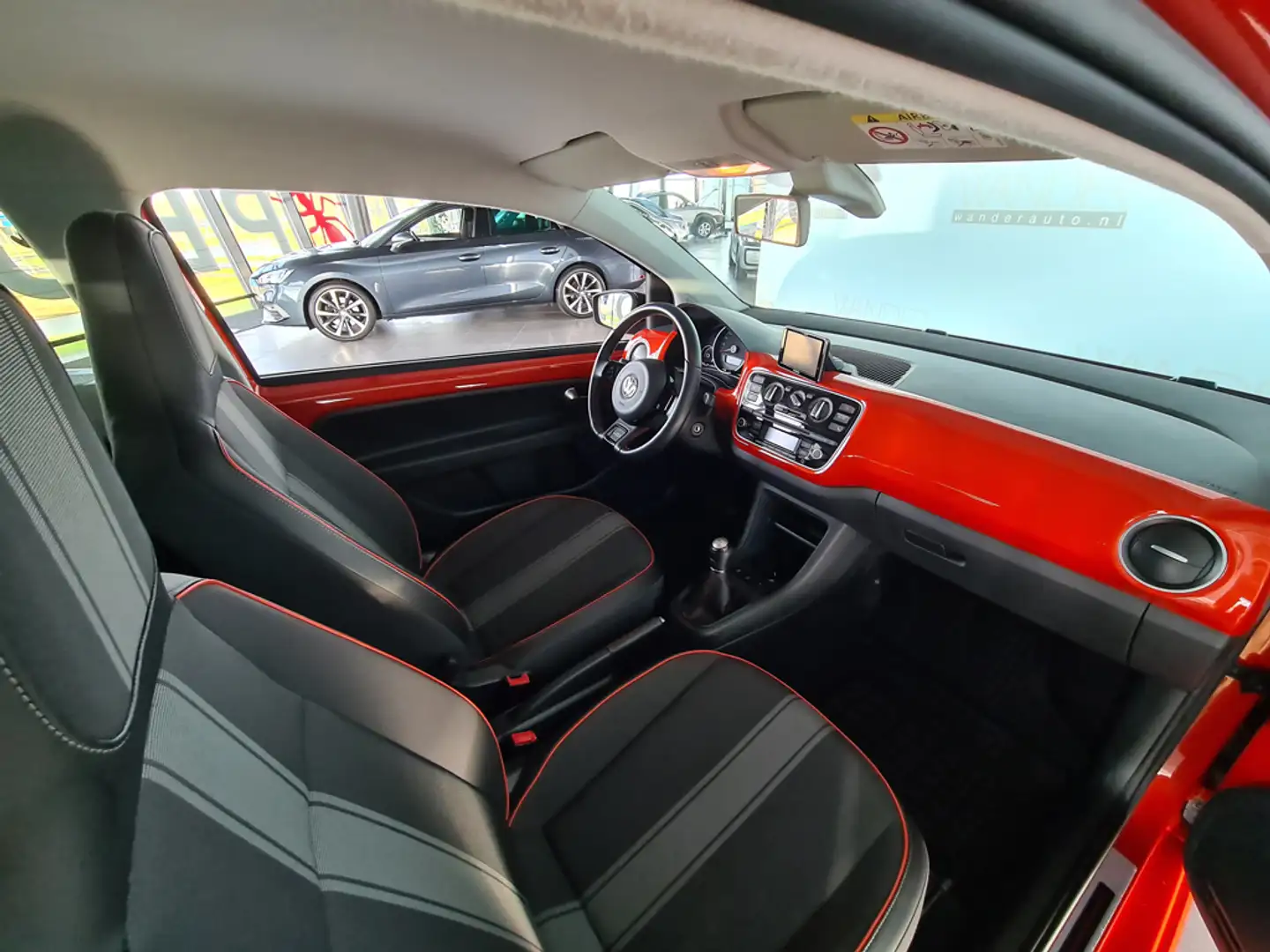 Volkswagen up! 1.0 Groove up! BlueMotion /Airco/Stoelverwarming/P Rood - 2