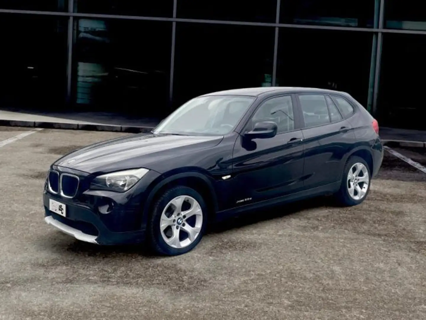 BMW X1 xdrive20d Futura Zwart - 1