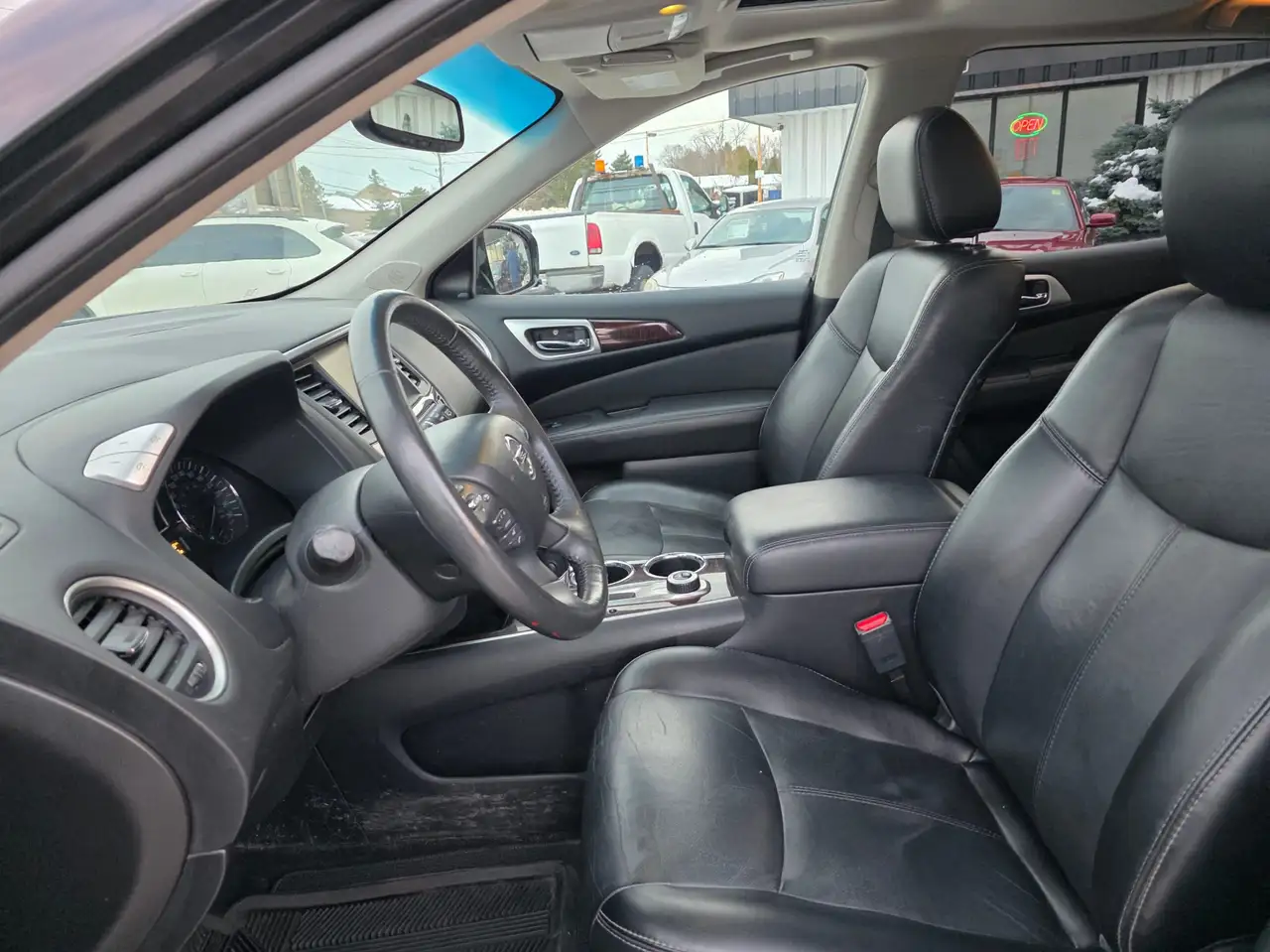 Nissan Pathfinder снимка Nissan Pathfinder