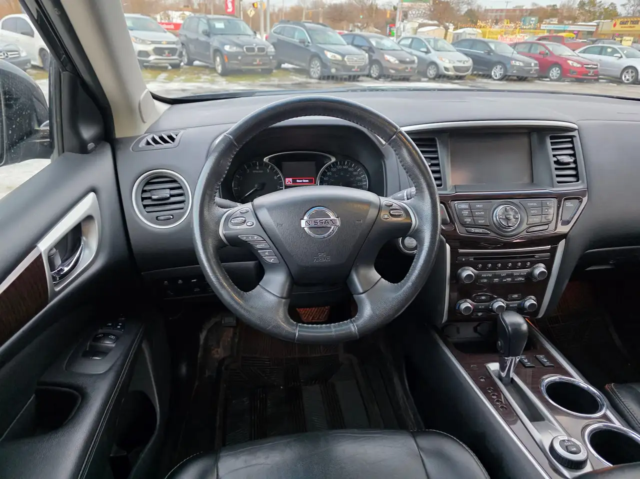 Nissan Pathfinder снимка Nissan Pathfinder
