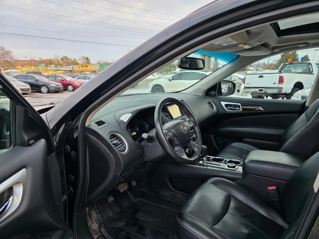 Nissan Pathfinder снимка Nissan Pathfinder