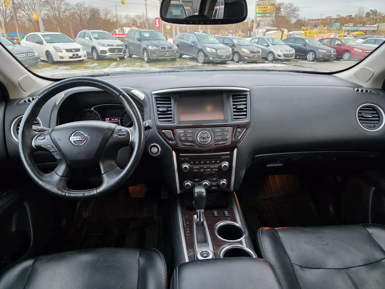 Nissan Pathfinder снимка Nissan Pathfinder