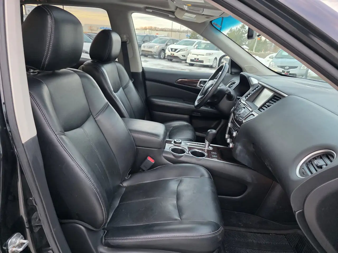 Nissan Pathfinder снимка Nissan Pathfinder