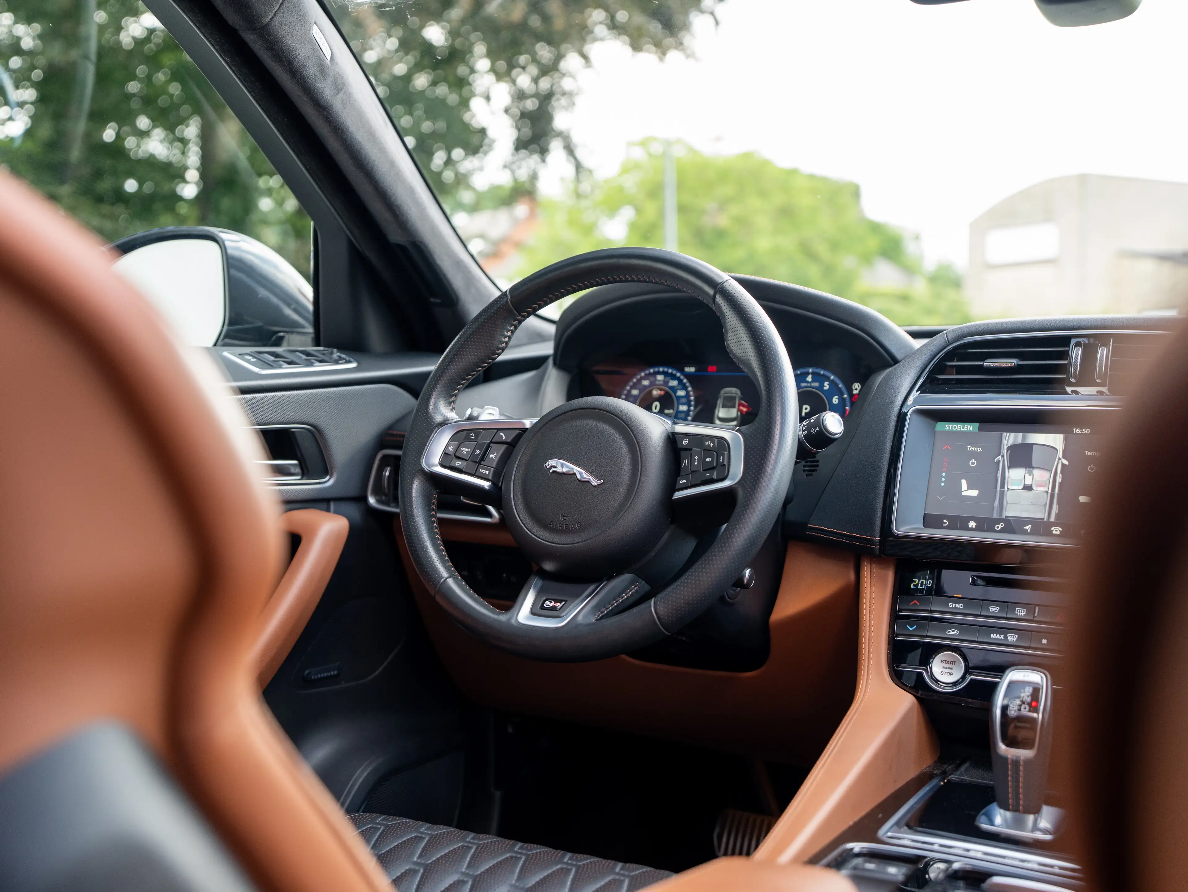 Jaguar F-Pace F-Pace SVR 5.0 V8 AWD LICHTE VRACHT/DEALER SERVICED/PRE OPF/1ST BE OWNER — photo 12