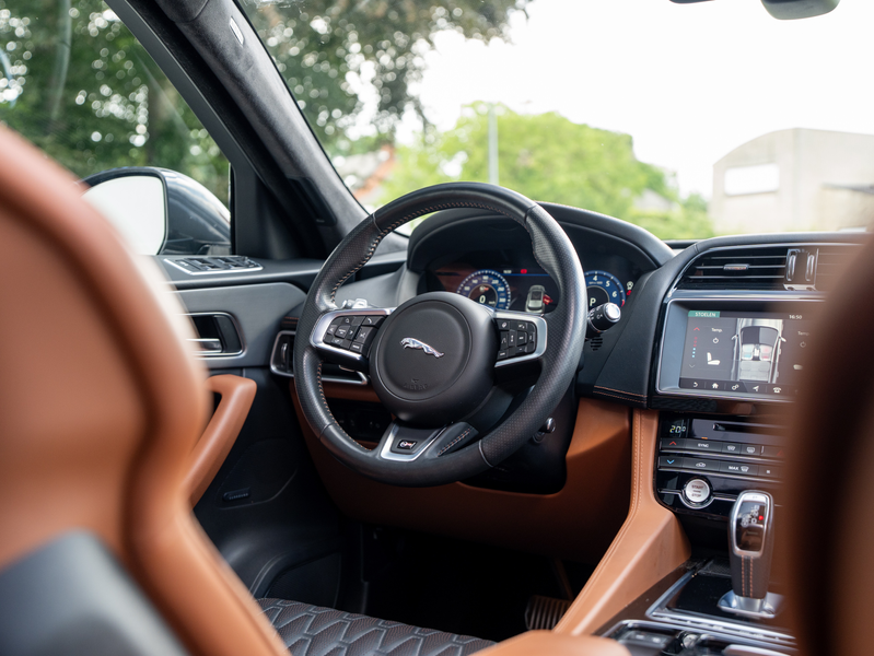 Jaguar F-Pace F-Pace SVR 5.0 V8 AWD LICHTE VRACHT/DEALER SERVICED/PRE OPF/1ST BE OWNER — photo 12
