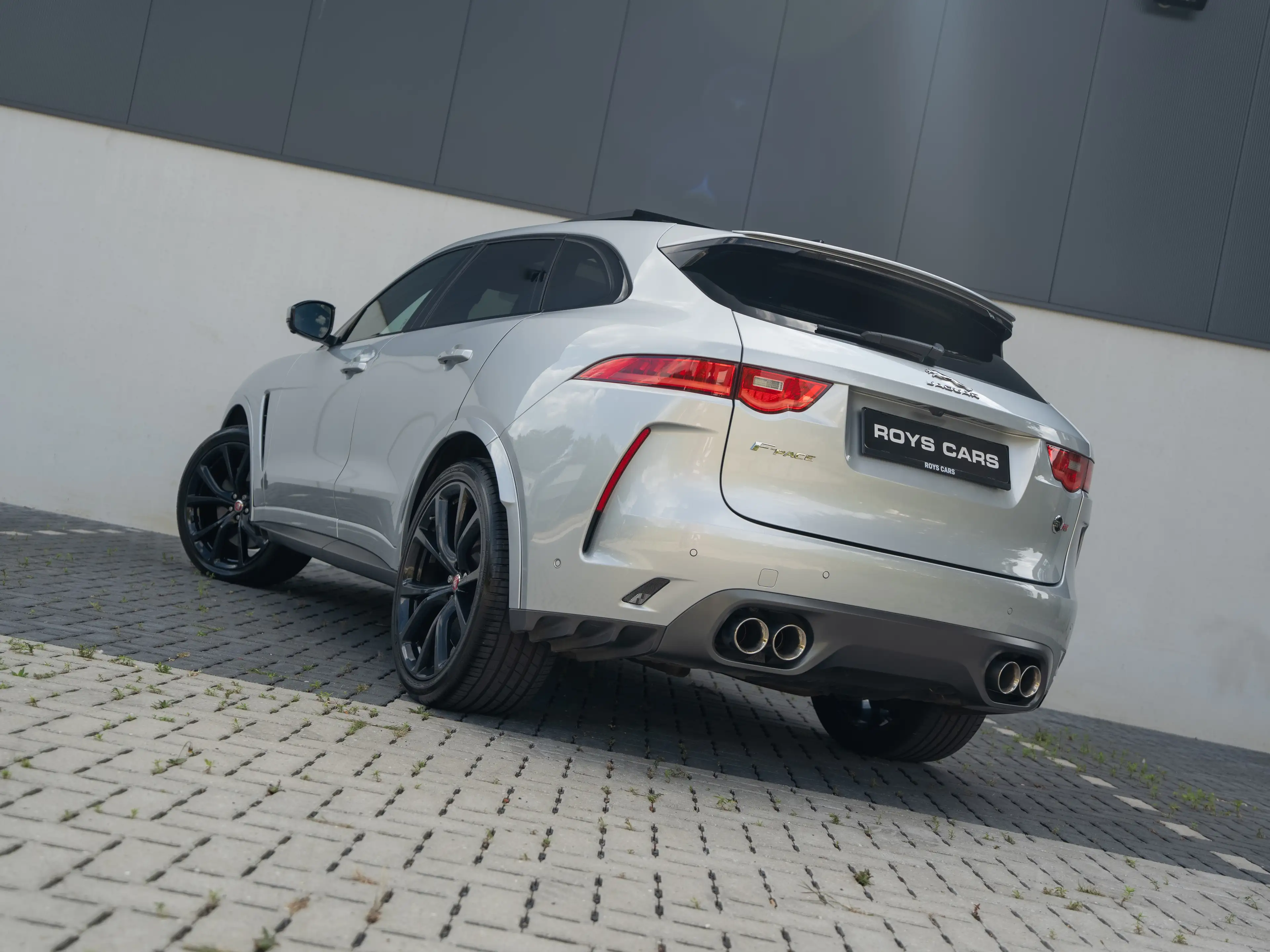 Jaguar F-Pace F-Pace SVR 5.0 V8 AWD LICHTE VRACHT/DEALER SERVICED/PRE OPF/1ST BE OWNER — photo 9