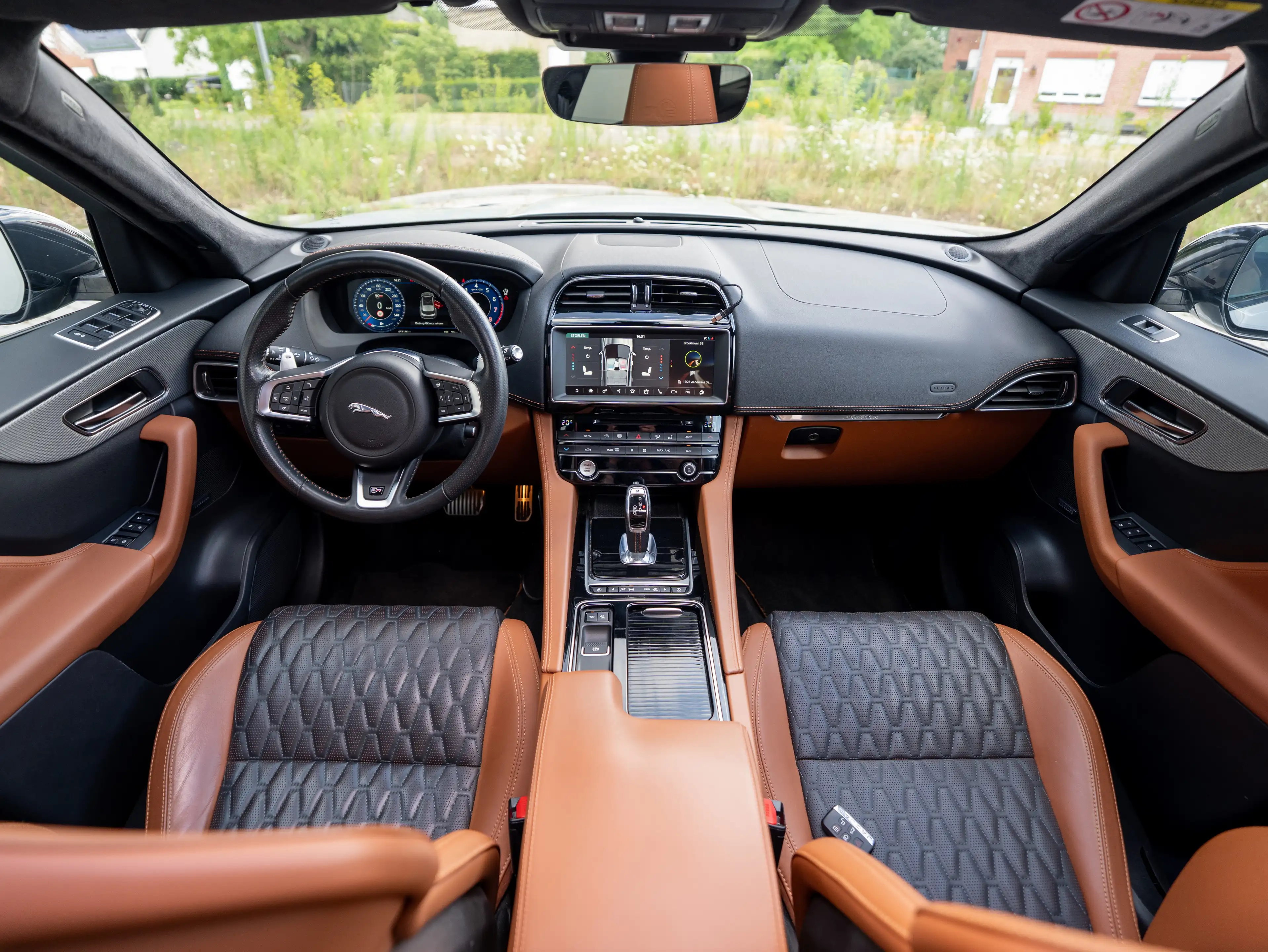 Jaguar F-Pace F-Pace SVR 5.0 V8 AWD LICHTE VRACHT/DEALER SERVICED/PRE OPF/1ST BE OWNER — photo 13