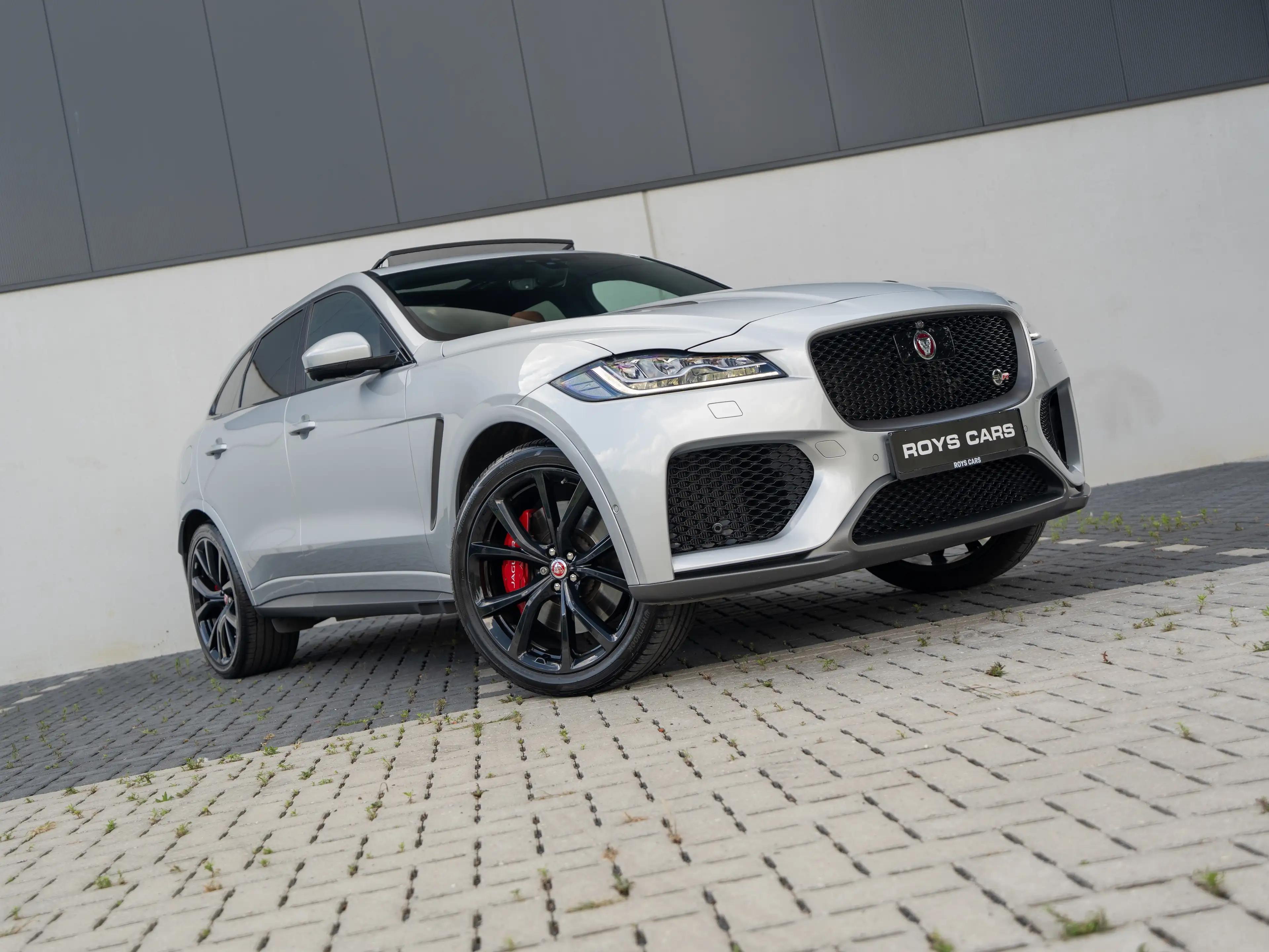 Jaguar F-Pace F-Pace SVR 5.0 V8 AWD LICHTE VRACHT/DEALER SERVICED/PRE OPF/1ST BE OWNER — photo 4