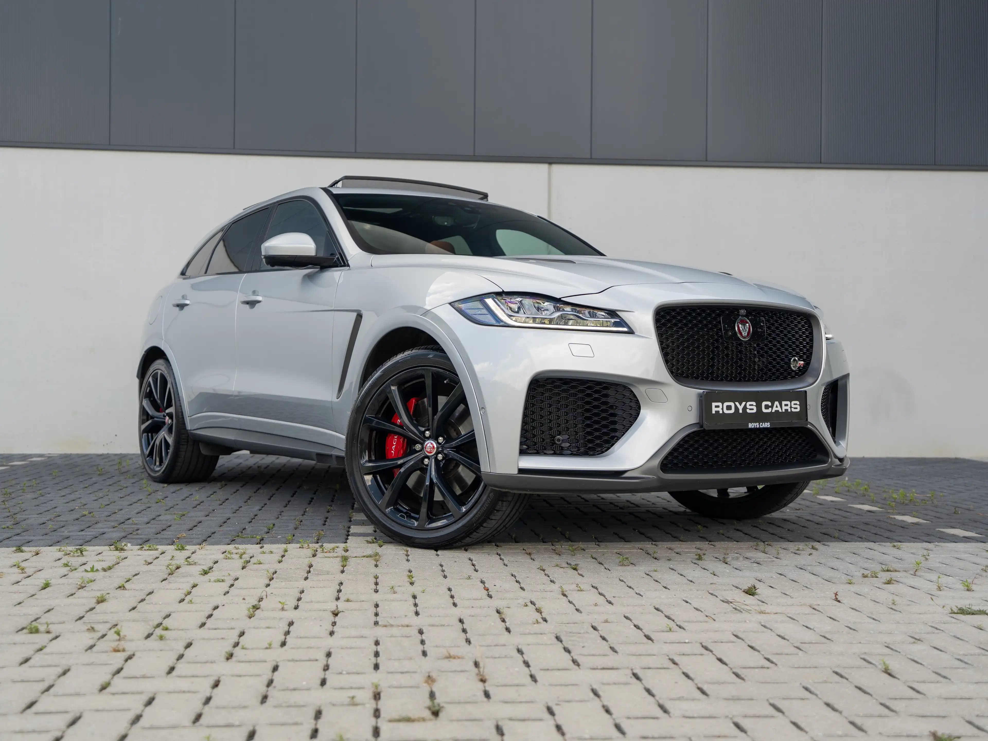 Jaguar F-Pace F-Pace SVR 5.0 V8 AWD LICHTE VRACHT/DEALER SERVICED/PRE OPF/1ST BE OWNER — photo 3