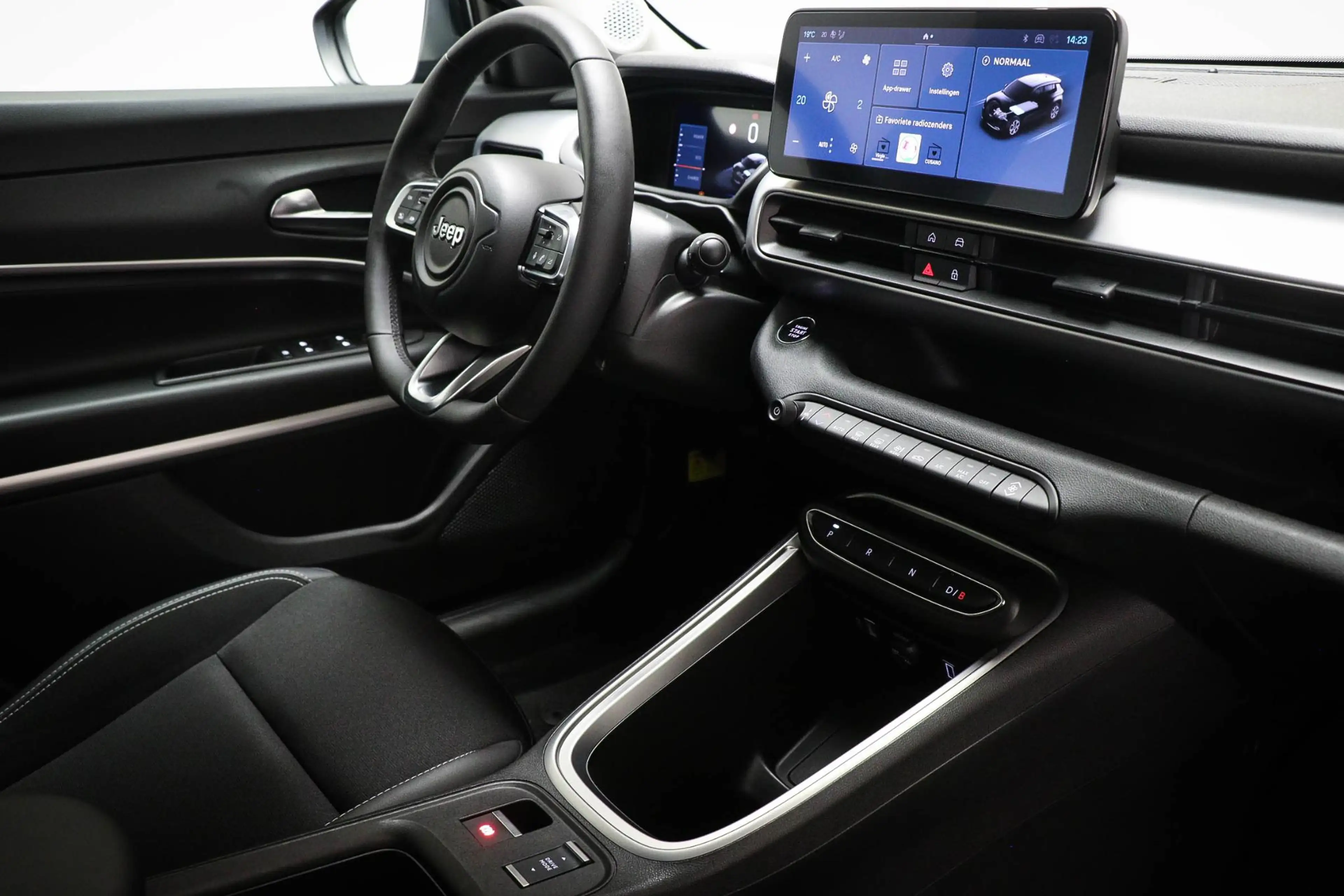 Jeep Avenger Altitude 54 kWh | SOH 97% | CLIMA | DAB | APPLE | — photo 3