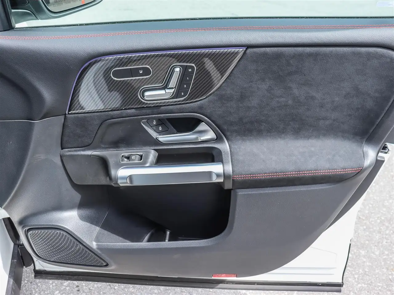 Mercedes-Benz GLB снимка Mercedes-Benz GLB