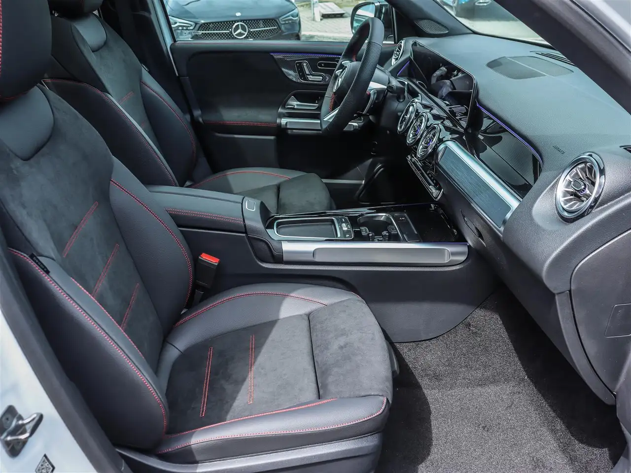 Mercedes-Benz GLB снимка Mercedes-Benz GLB