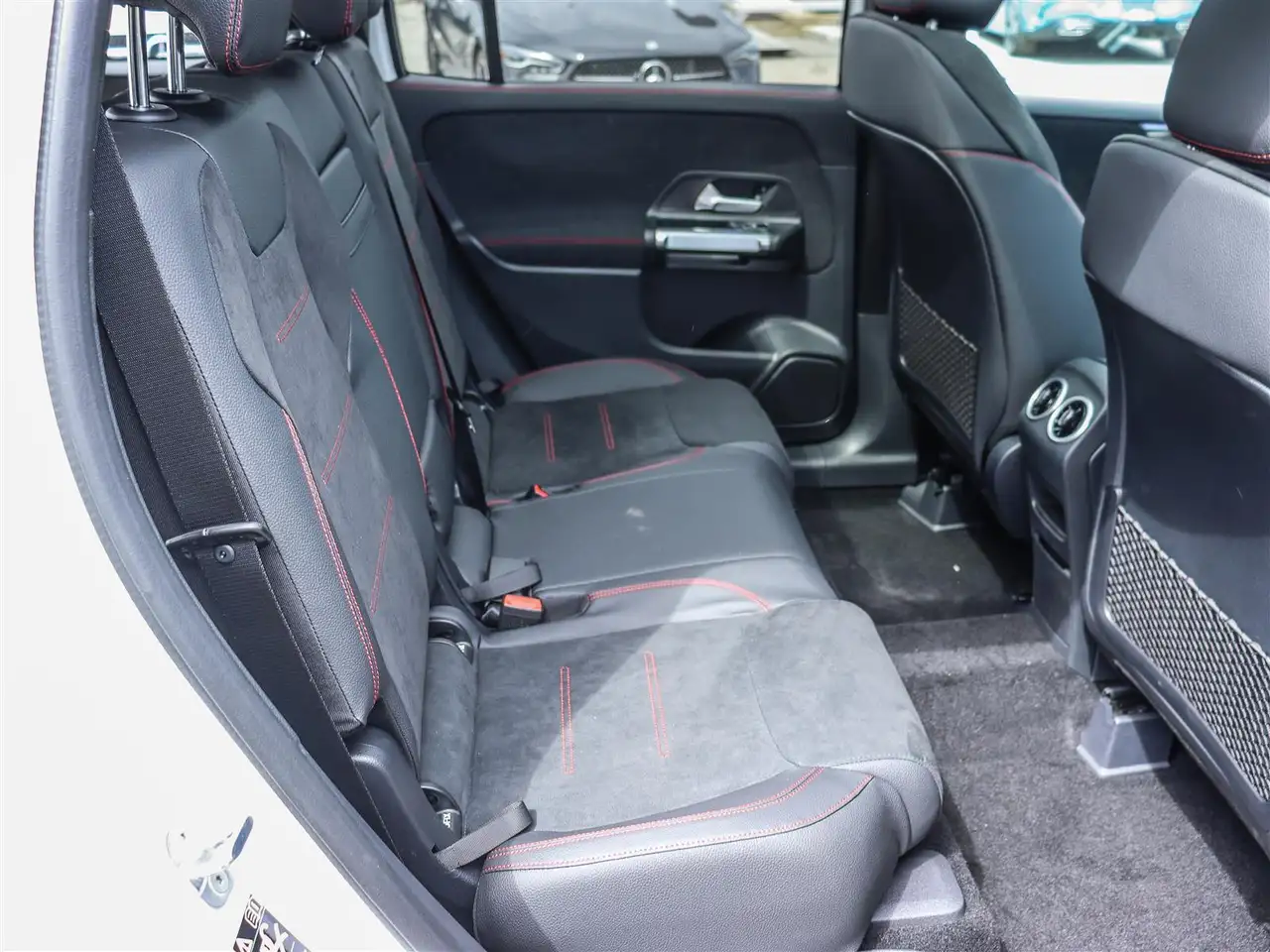 Mercedes-Benz GLB снимка Mercedes-Benz GLB