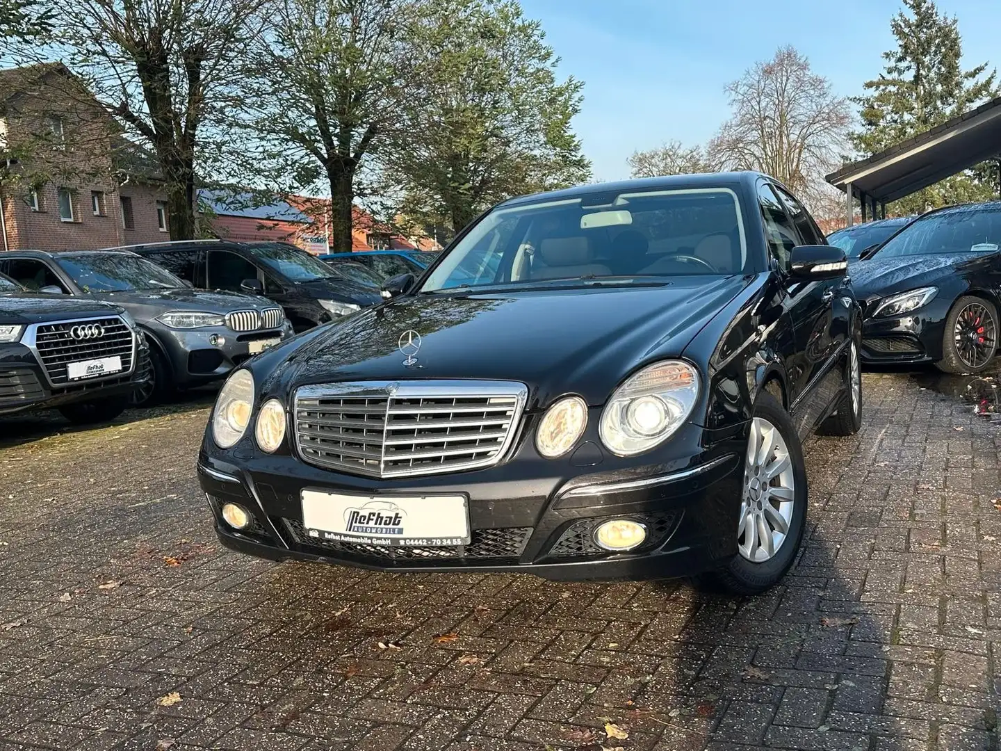 Mercedes-Benz E 200 -Klasse Kompressor*PDC*SHZ*NAVI*AHK*MFKL* Schwarz - 1