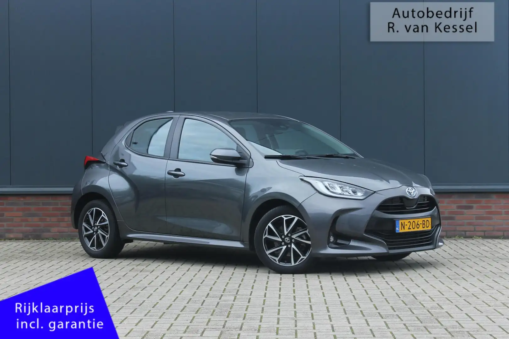 Toyota Yaris 1.5 Hybrid Dynamic I Navigatie I Allseason banden Grau - 1