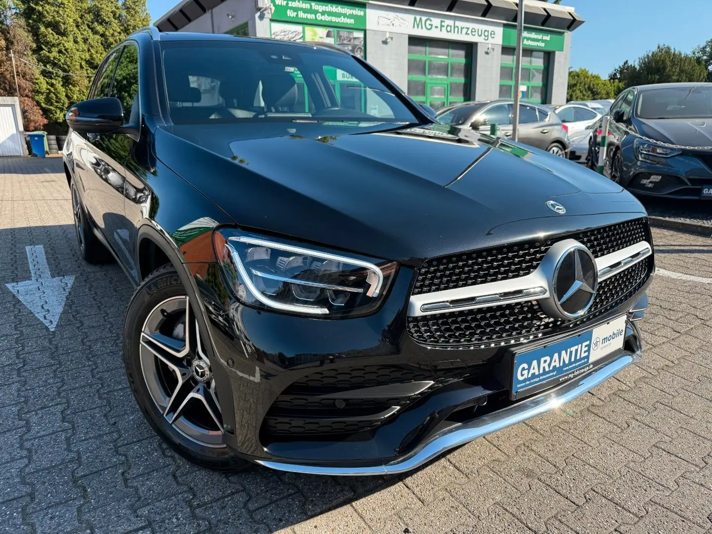 Mercedes-Benz GLC 220 d 4Matic AMG LINE PANO AHK LED MBUX Schwarz - 1