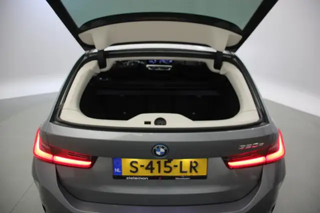 BMW 3 Series view 13