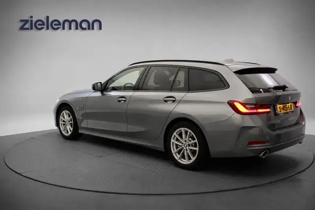 BMW 3 Series view 3