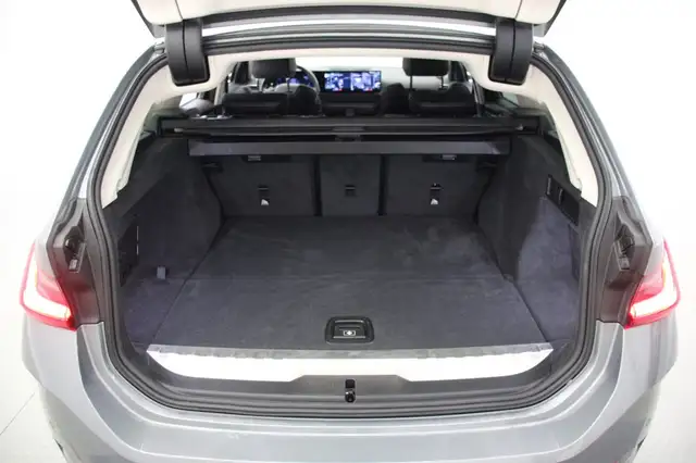 BMW 3 Series view 14