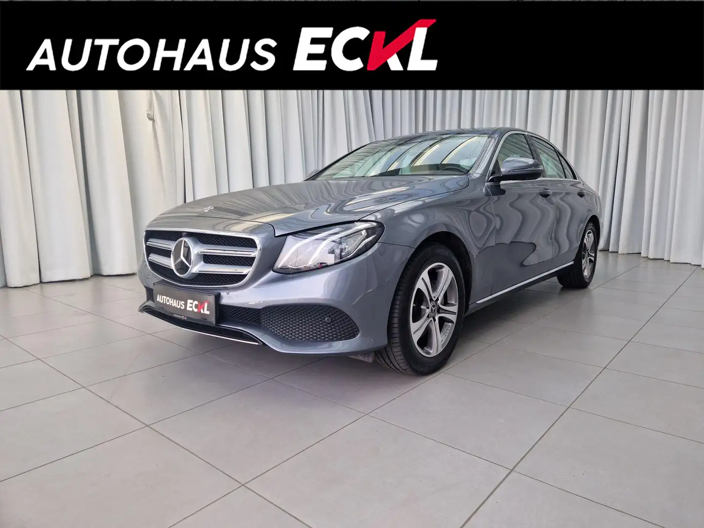 Mercedes-Benz E 200 4MATIC Limousine Grau - 1