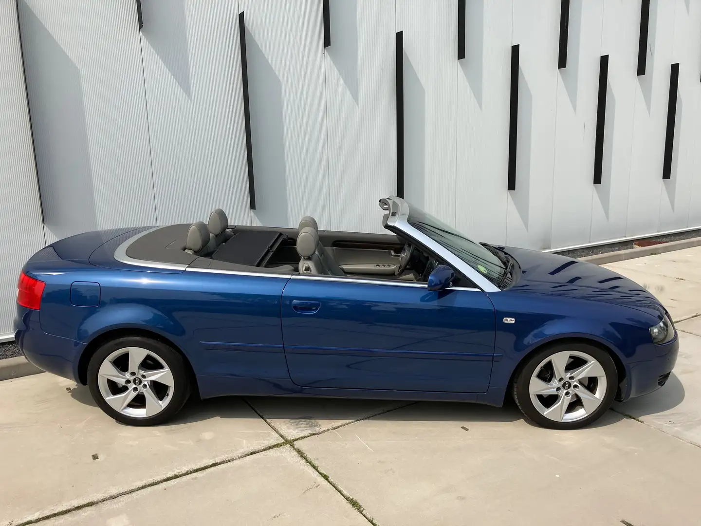 Audi A4 2.4 V6 Exclusive Blauw - 2