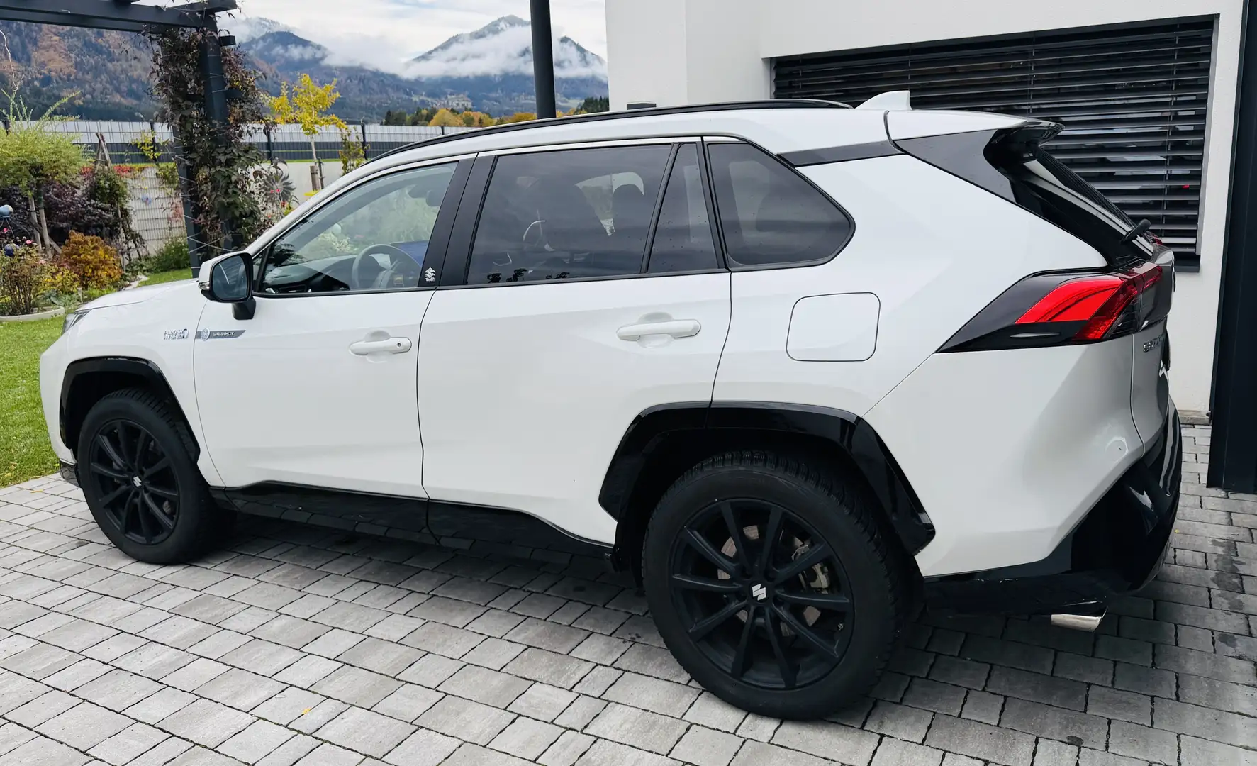 Suzuki Across 2,5 PHEV E-Four Flash CVT - 2