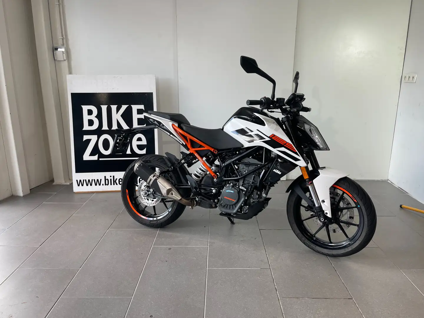 KTM 125 Duke Blanc - 1