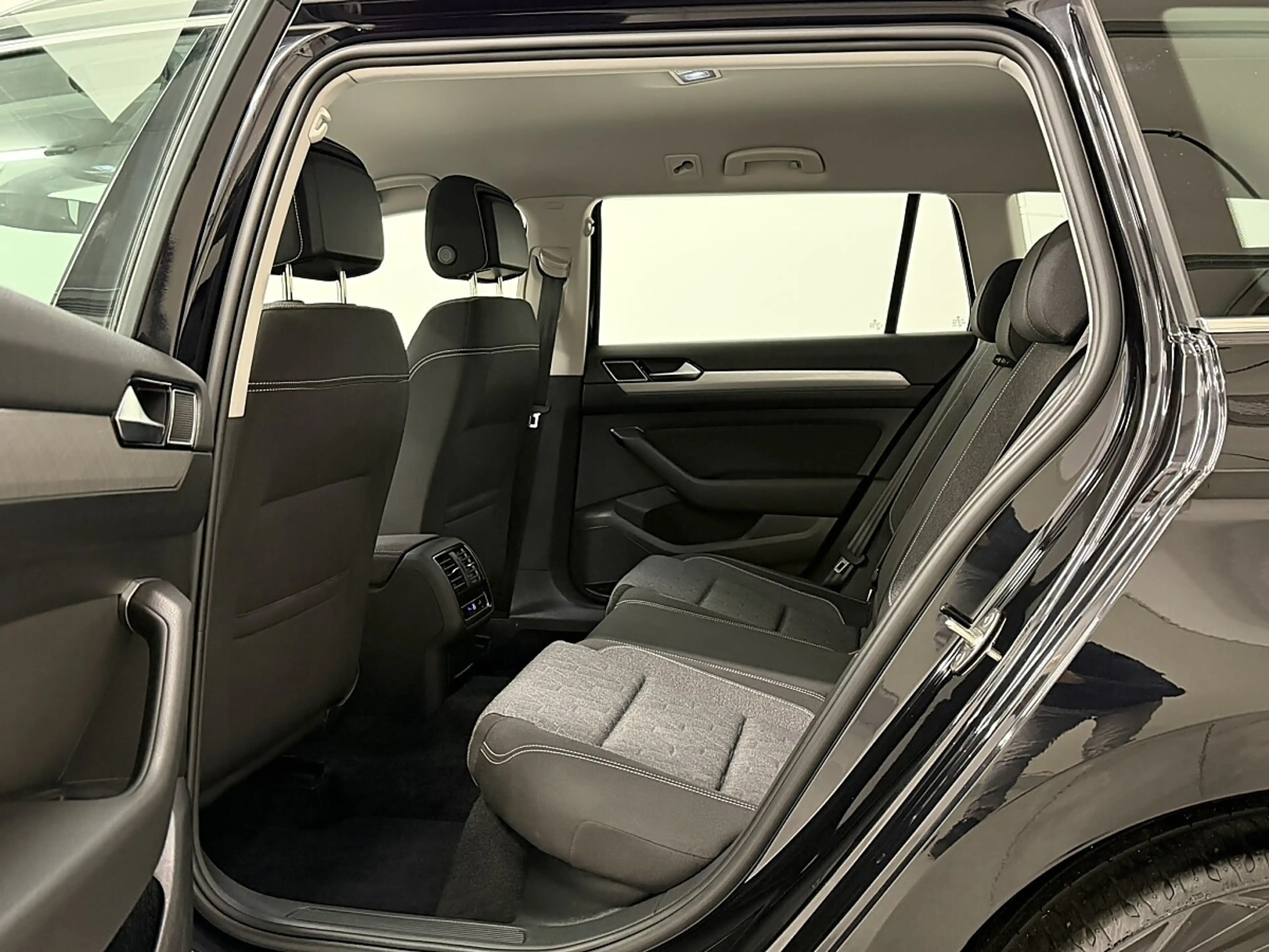 Volkswagen Passat Variant Business 2,0 SCR TDI. IQ.LIGHT-LED-Matrix/ACC/N... — photo 7