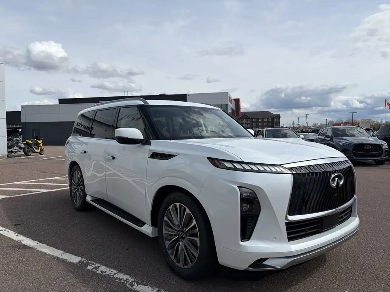 Infiniti QX80 снимка Infiniti QX80