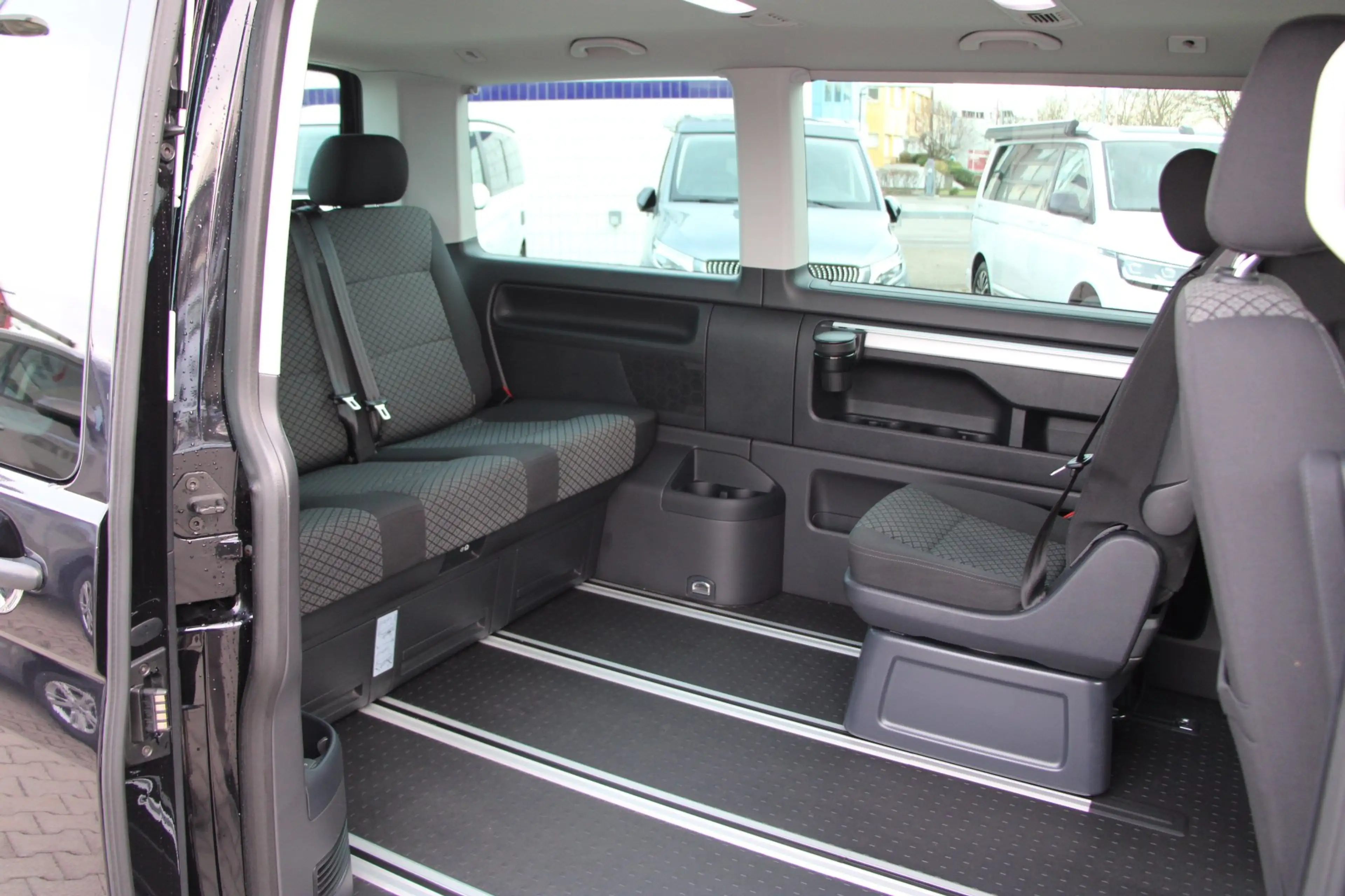 Volkswagen T6.1 Multivan TDI Trendline DSG 150 PS /Standheizung /ACC /LED — photo 11