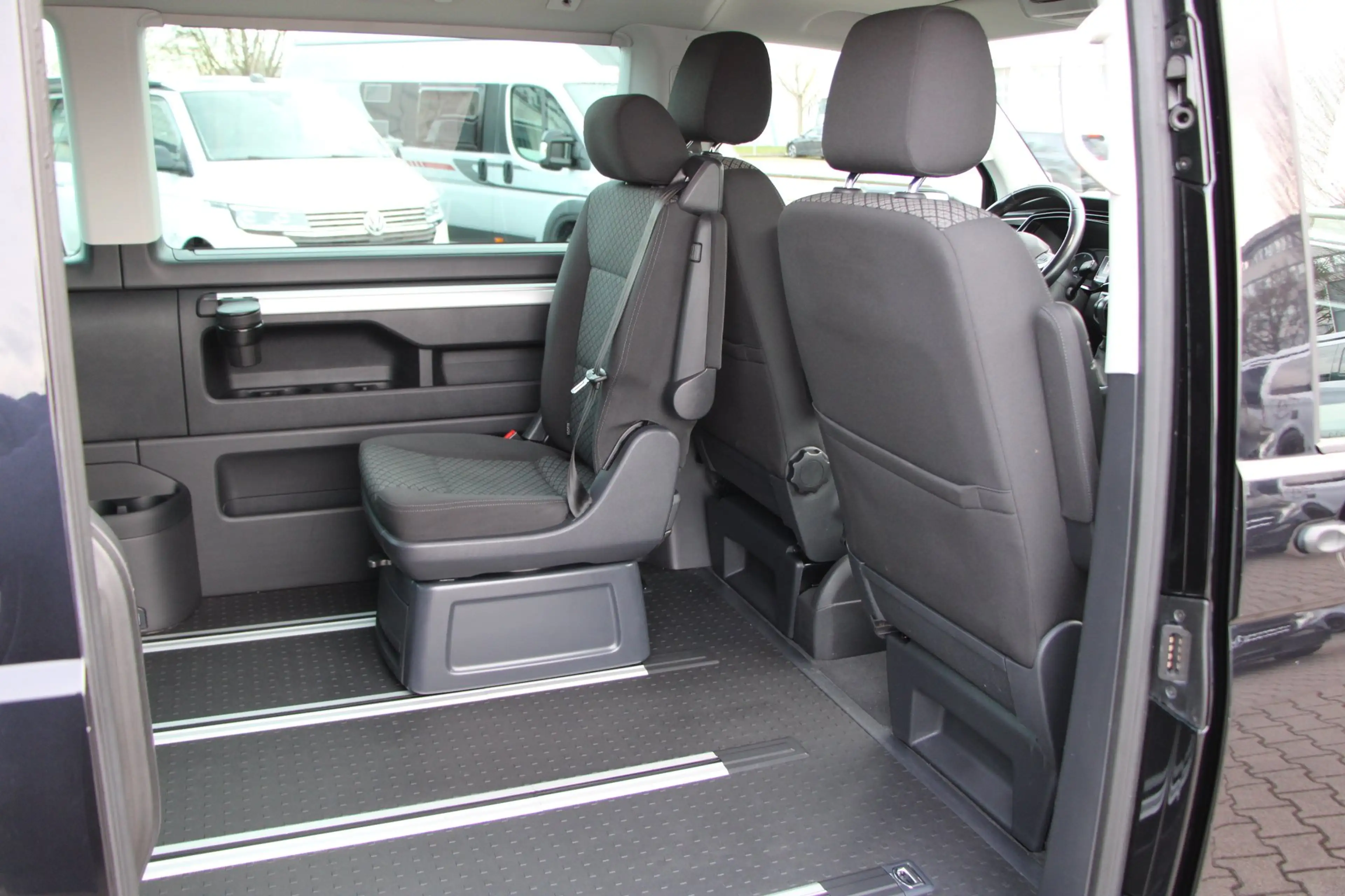 Volkswagen T6.1 Multivan TDI Trendline DSG 150 PS /Standheizung /ACC /LED — photo 13