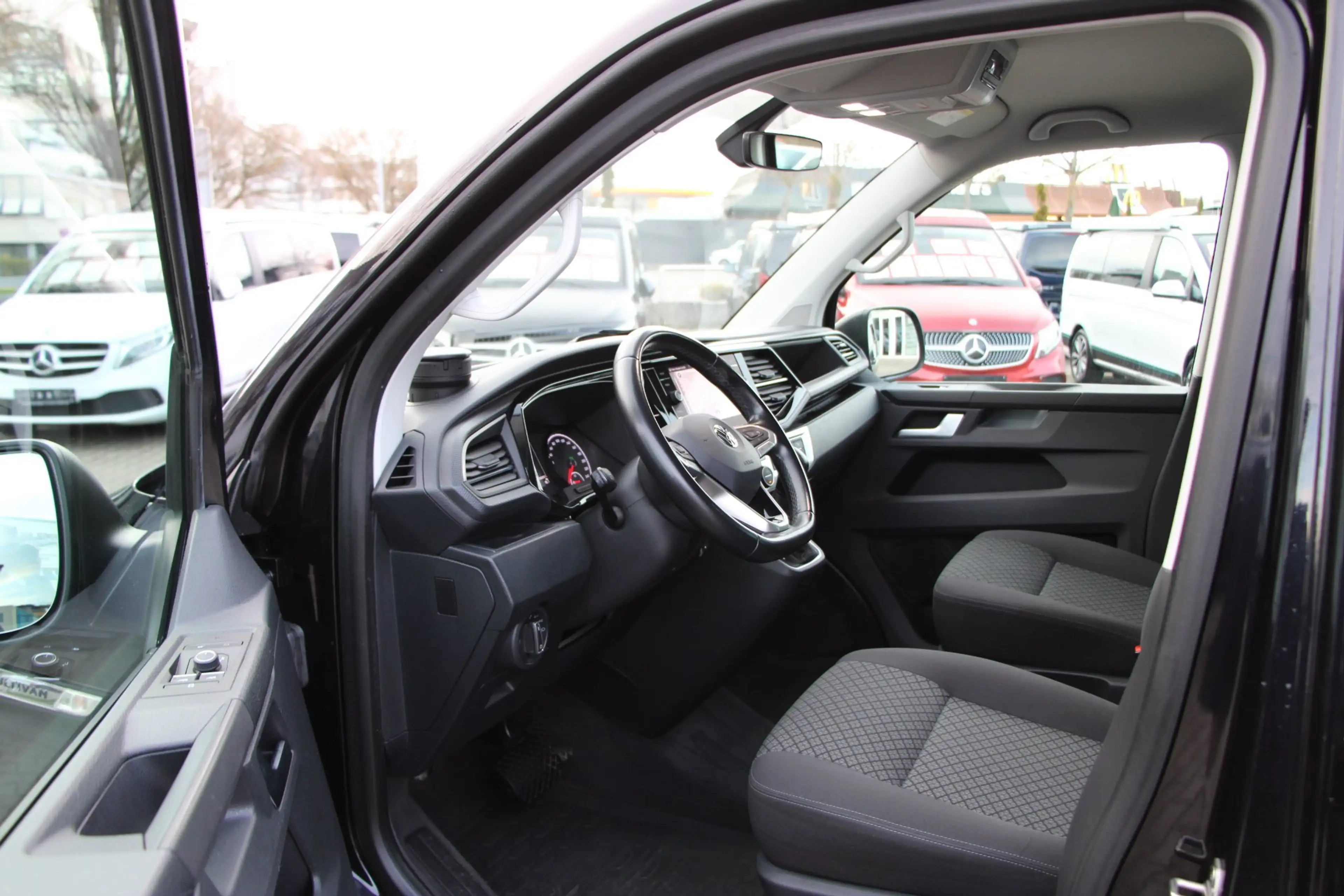 Volkswagen T6.1 Multivan TDI Trendline DSG 150 PS /Standheizung /ACC /LED — photo 15