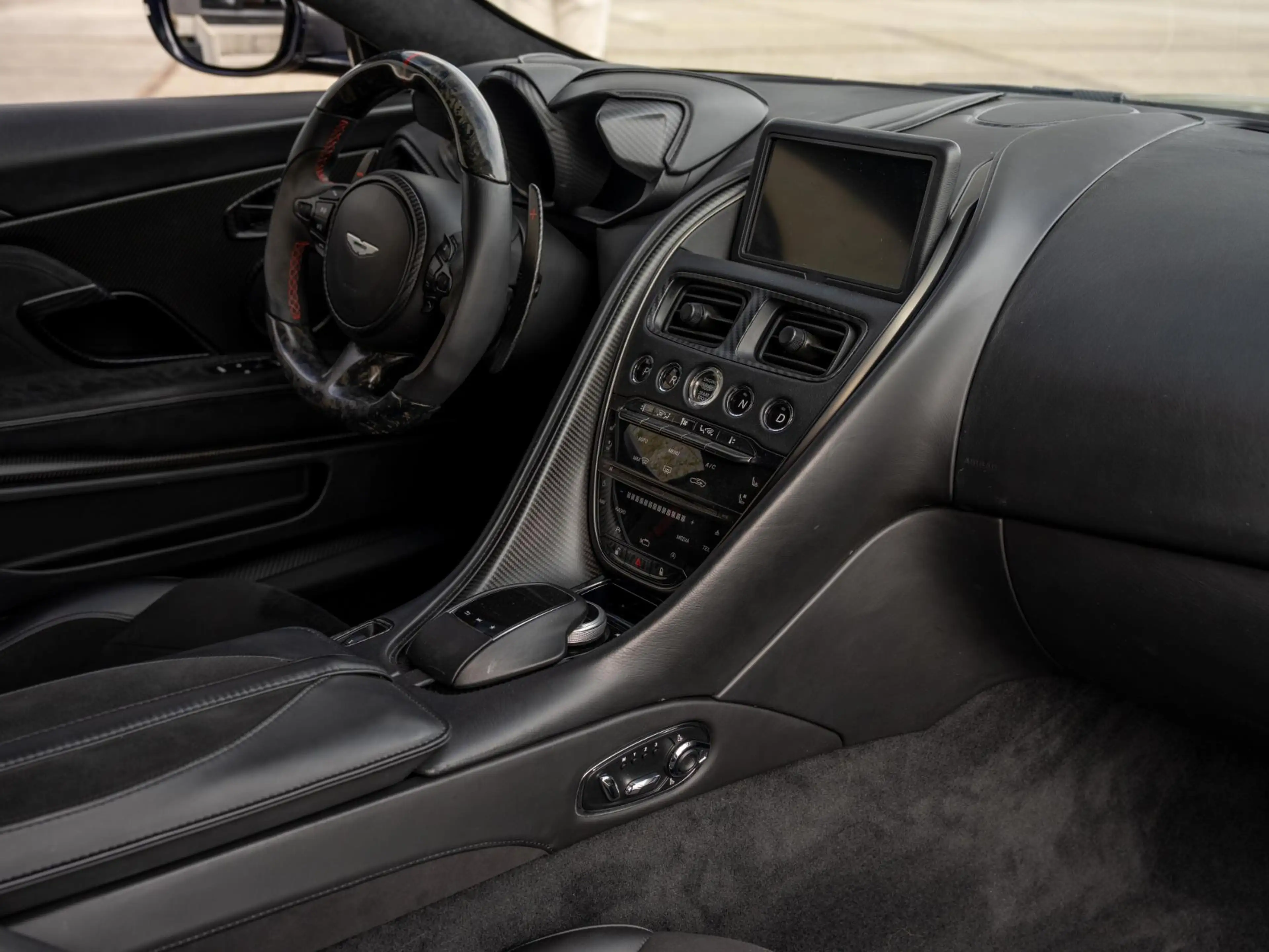 Aston Martin DBS 5.2 V12 Superleggera | First owner | Carbon Fibre — photo 12