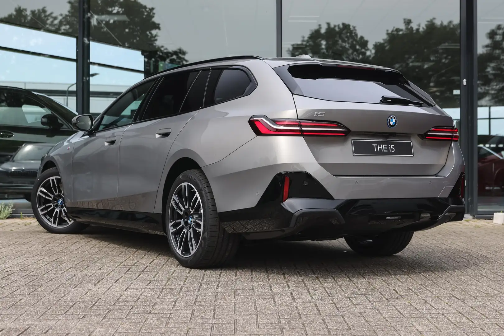 BMW i5 eDrive40 M Sport / Adaptieve LED / M Sportonderste Grijs - 2