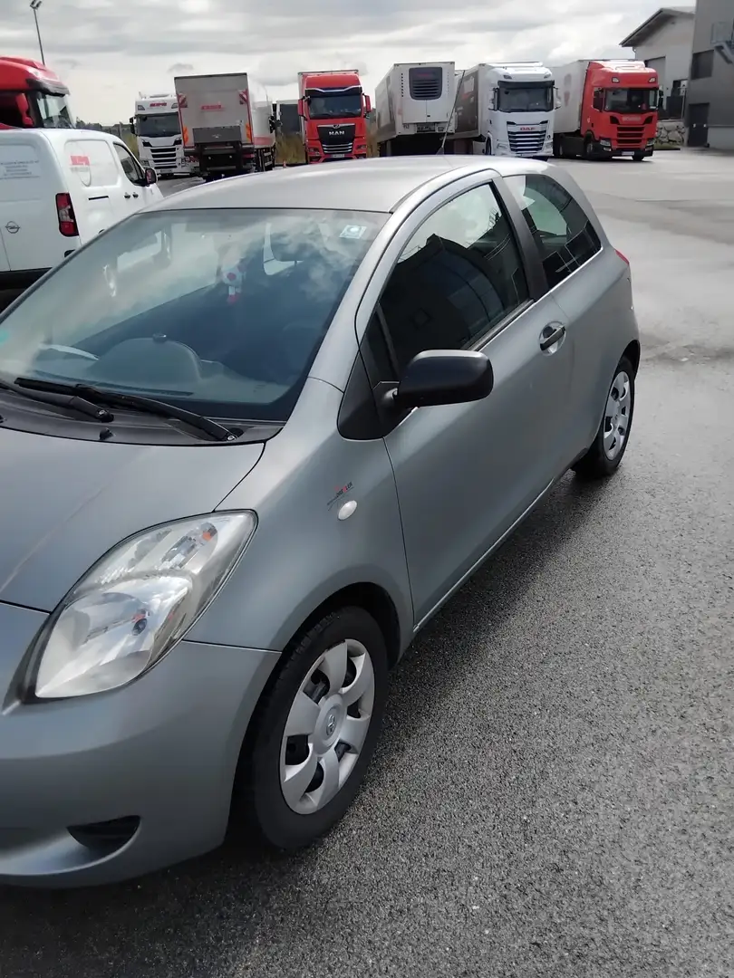 Toyota Yaris 1.4 D-4D Grau - 2