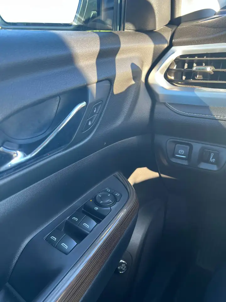 GMC Acadia снимка GMC Acadia