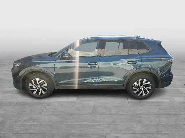 Volkswagen Tiguan view 3