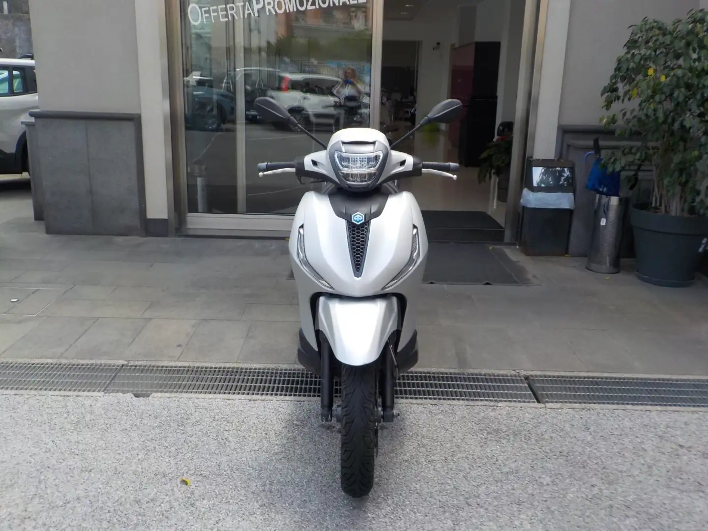 Piaggio Beverly 300 Anno 2023 Grigio - 1